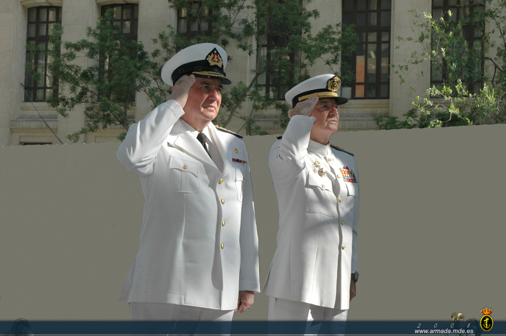 El almirante Codina y el almirante general Zaragoza recibiendo honores
